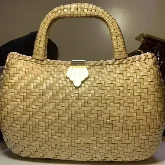 Source Unknown Hard Rattan Purse w Gold Coloured Hardware & Strap Secure Closure - Picture 1 of 11